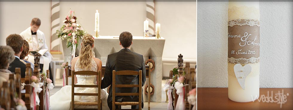 Hochzeitskerzen mit Brautpaar vor Altar