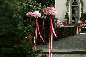 Blumenständer vor der Kirche