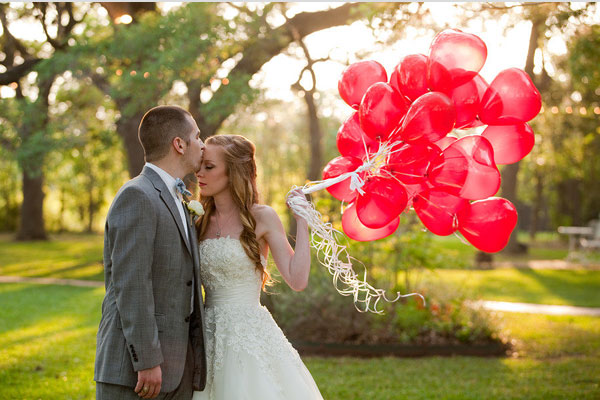 Hochzeitsfoto Luftballons mit Hochzeitspaar